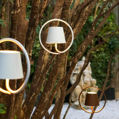 Moderne LED-Hängelampen im Freien, weiß und braun, kreisförmiges Design, Gartenbeleuchtung.