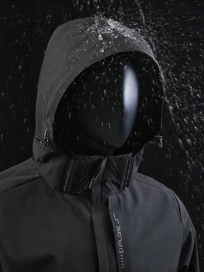 Wasserdichte schwarze Outdoor-Jacke mit Kapuze, wasserabweisend, ideal für Regenwetter.