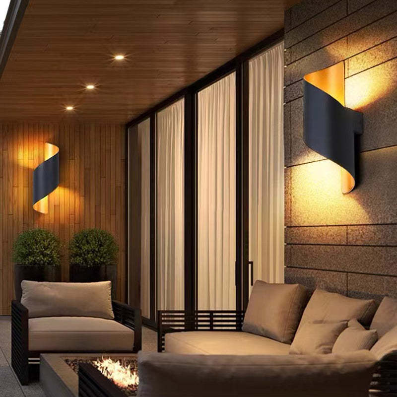 Moderne schwarze Wandleuchte, LED, spiralförmig, Außenbereich, Terrasse, warmweißes Licht.