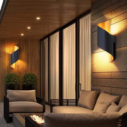 Moderne schwarze Wandleuchte, LED, spiralförmig, Außenbereich, Terrasse, warmweißes Licht.