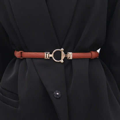 Brauner Ledergürtel mit goldener Schnalle, Damenmode, elegantes Accessoire, schwarzer Mantel.
