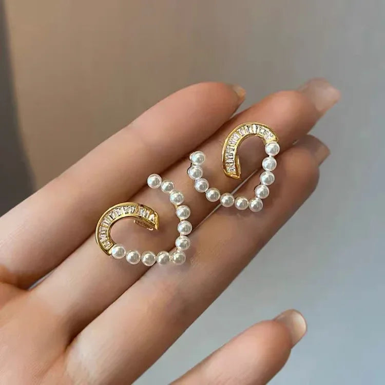 Goldene Ohrringe mit Perlen und Strasssteinen, elegantes Schmuckdesign, Damenaccessoire.
