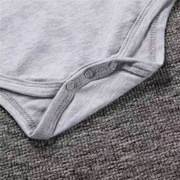 Långärmad babybody med tatueringsärmar i tryckdesign – Rockbaby