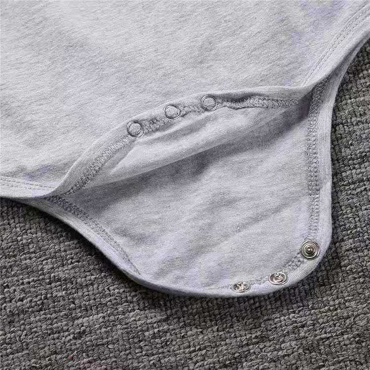 Långärmad babybody med tatueringsärmar i tryckdesign – Rockbaby