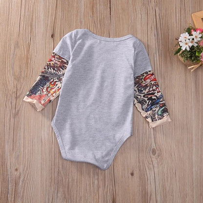 Långärmad babybody med tatueringsärmar i tryckdesign – Rockbaby