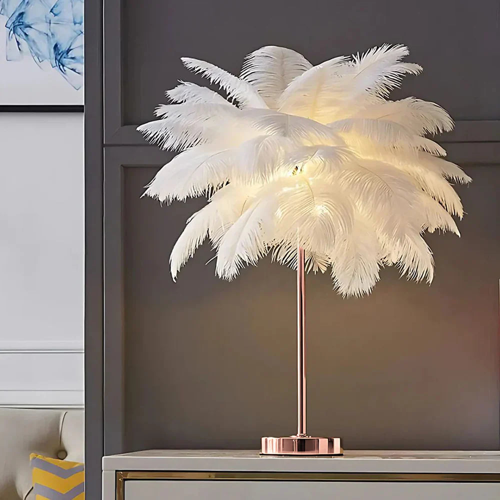 Weiße Federlampe mit goldfarbenem Ständer, elegante Tischleuchte für Wohnzimmer-Dekoration.