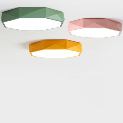 Grön, rosa och gul taklampa sedda från sidan mot vit bakgrund, med facetterad kant 4