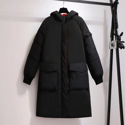 Schwarzer Wintermantel mit Kapuze, lange Ärmel, große Taschen, warm, modisch, Damenbekleidung.