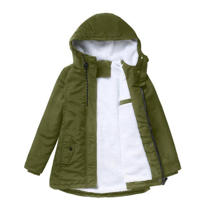 Olivgrön parkas liggande med öppen framkant som visar det vita fleecefodret och huvan 6