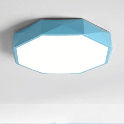 Närbild underifrån på blå taklampa med facetterad kant och lysande vit diffusor 5