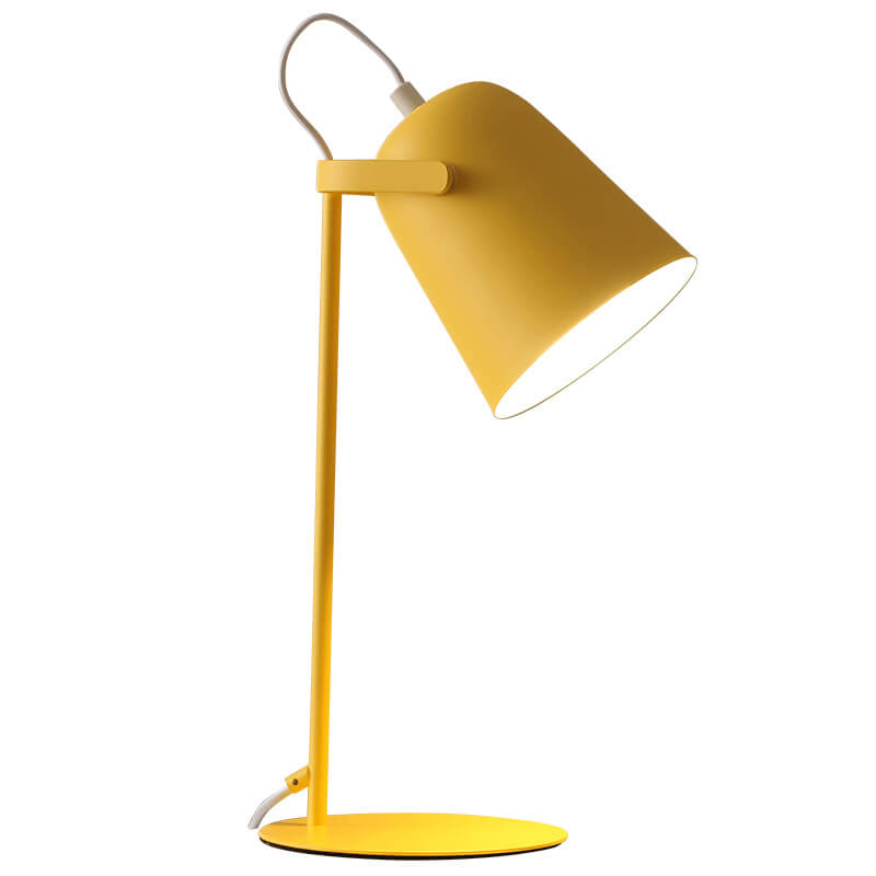 Gul bordslampa med böjd vit sladd och vinklad skärm, fristående mot vit bakgrund. 6