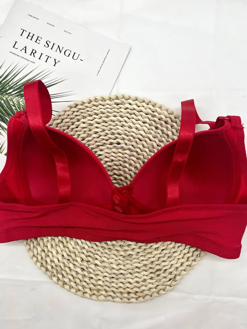 Roter Damen-BH aus Satin, gepolstert, verstellbare Träger, auf weißem Hintergrund.