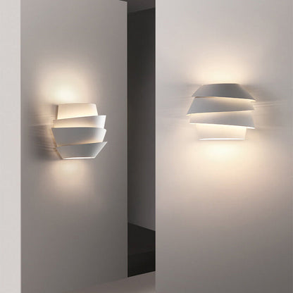 Moderne weiße Wandleuchte, geometrisches Design, energiesparend, für Wohnzimmer oder Flur.