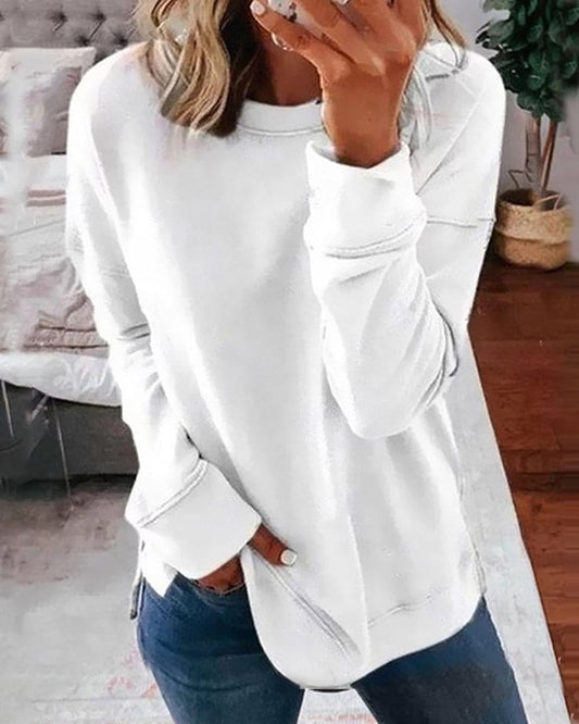 Frau in weißem Pullover, lässig, gemütlich, modisch, Wohnzimmer, Freizeitkleidung, Herbstmode.