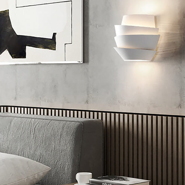 Moderne weiße Wandleuchte im Wohnzimmer, minimalistisches Design, indirekte Beleuchtung.