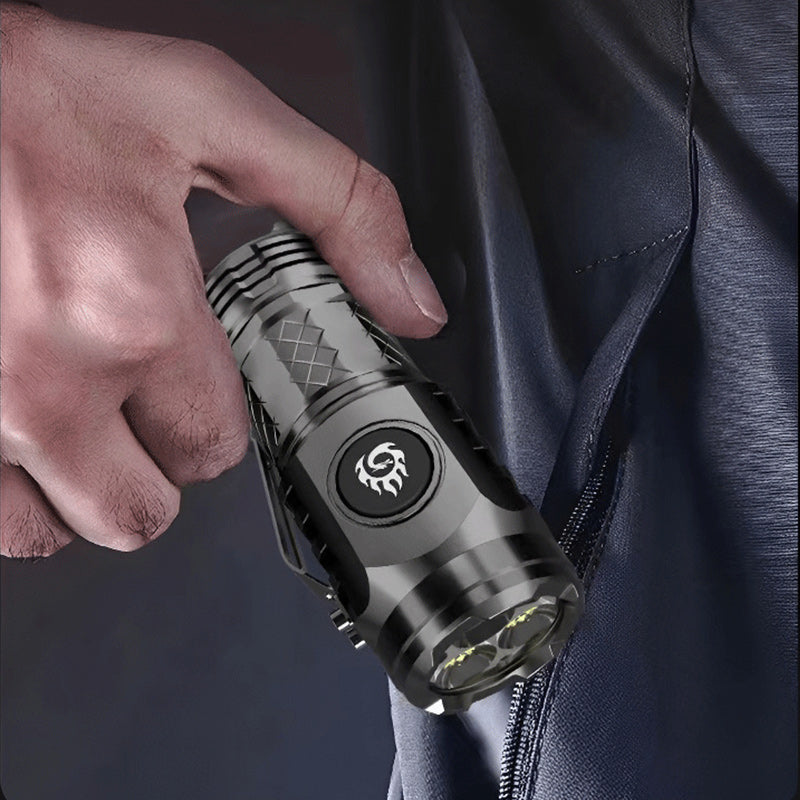 Mann hält schwarze taktische Taschenlampe, kompakt, robust, ideal für Outdoor-Abenteuer.