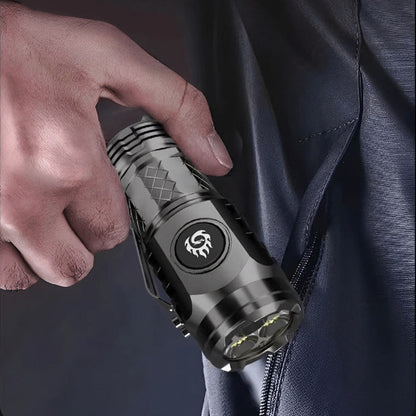 Mann hält schwarze taktische Taschenlampe, kompakt, robust, ideal für Outdoor-Abenteuer.