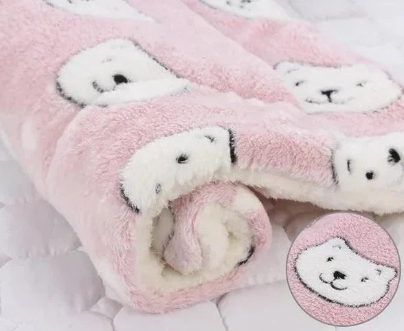 Rosa Kuscheldecke mit Bärenmuster, weiches Fleece, gemütlich, Kinderzimmer, 100x150 cm.