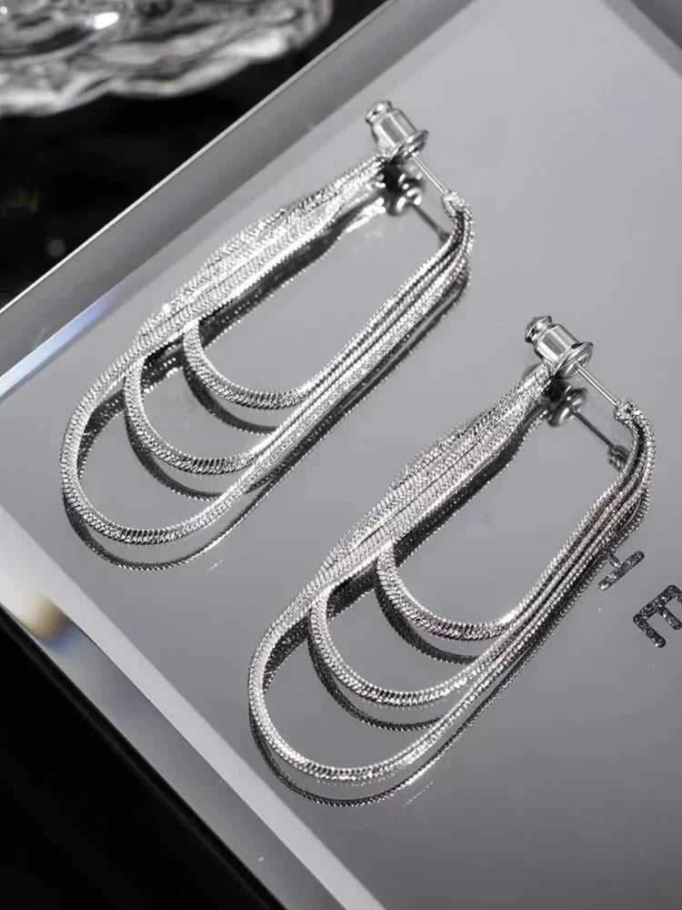 Silberne Ohrringe, dreifach geschichtet, elegantes Design, Schmuck für Damen, modisch, glänzend.