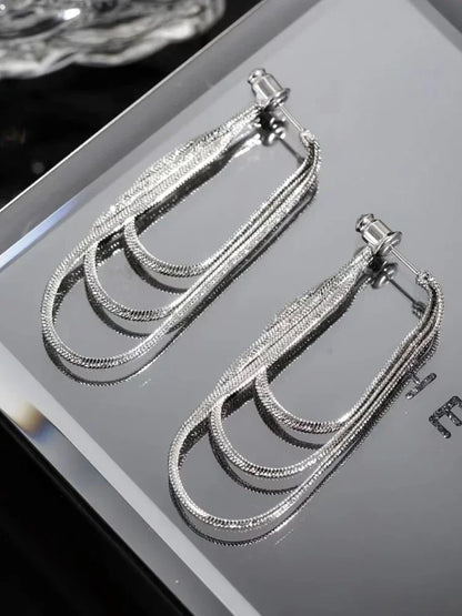 Silberne Ohrringe, dreifach geschichtet, elegantes Design, Schmuck für Damen, modisch, glänzend.