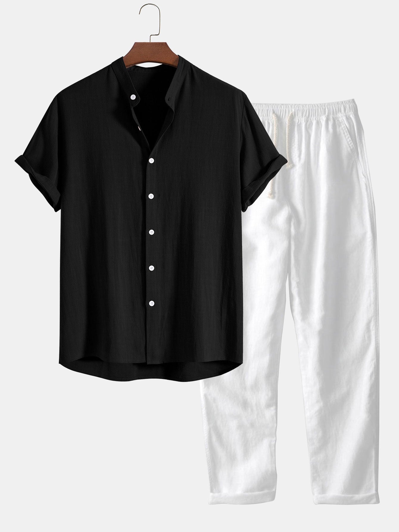 Schwarzes Kurzarmhemd und weiße Leinenhose, lässige Sommermode, Herrenbekleidung.