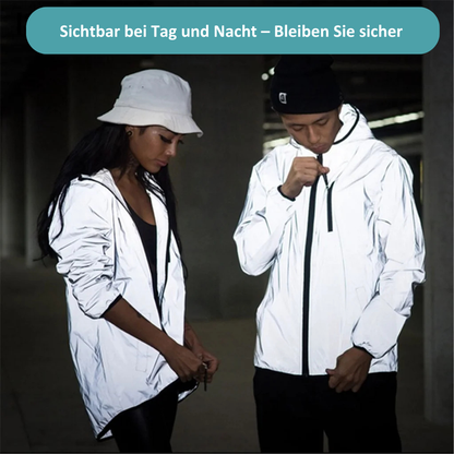 Zwei Personen in reflektierenden weißen Jacken, ideal für Sichtbarkeit und Sicherheit bei Nacht.