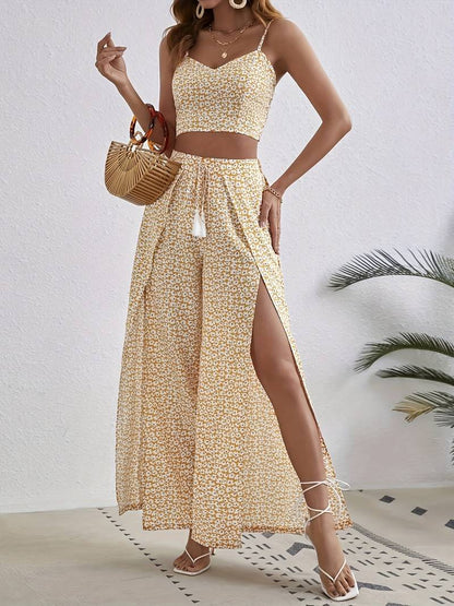 Frau in gelbem Sommerkleid mit Blumenmuster, Strohtasche, Sandalen, modisch, elegant.