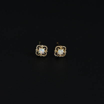 Goldene Ohrringe mit Opal, quadratisches Design, Schmuck, Damenaccessoire, elegant, stilvoll.