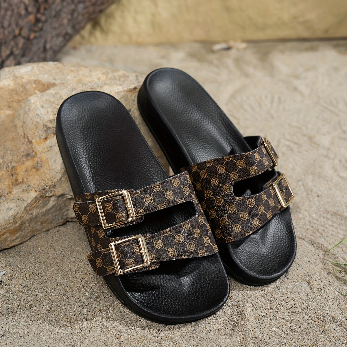 Justerbara sandaler med svart-brunt mönster – Noëla