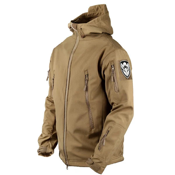 Braune taktische Softshell-Jacke mit Kapuze und Reißverschlusstaschen, Outdoor-Bekleidung.