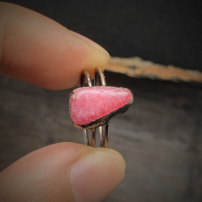 Silberring mit rosa Stein, handgefertigt, einzigartiges Design, Schmuck für Damen.