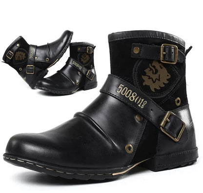 Schwarze Lederstiefel mit Schnallen, Löwenemblem, Herrenmode, robust, stilvoll.