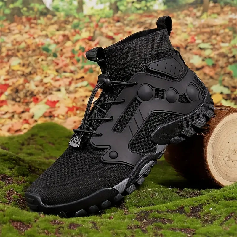 Schwarzer Outdoor-Wanderschuh, atmungsaktiv, rutschfest, auf moosigem Waldboden.