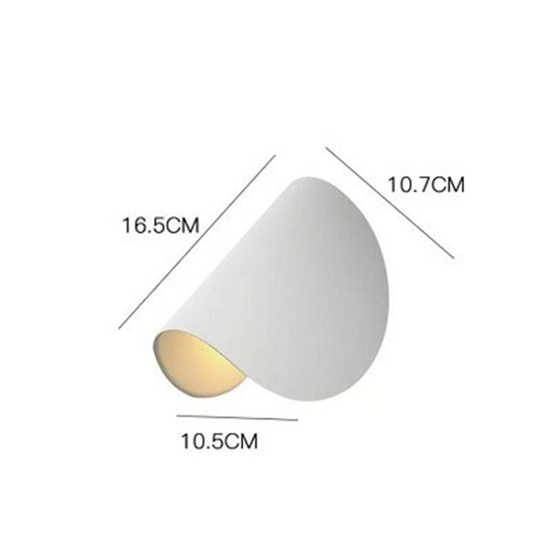 Weiße Wandleuchte, modernes Design, Maße 16,5x10,7x10,5 cm, Innenbeleuchtung.