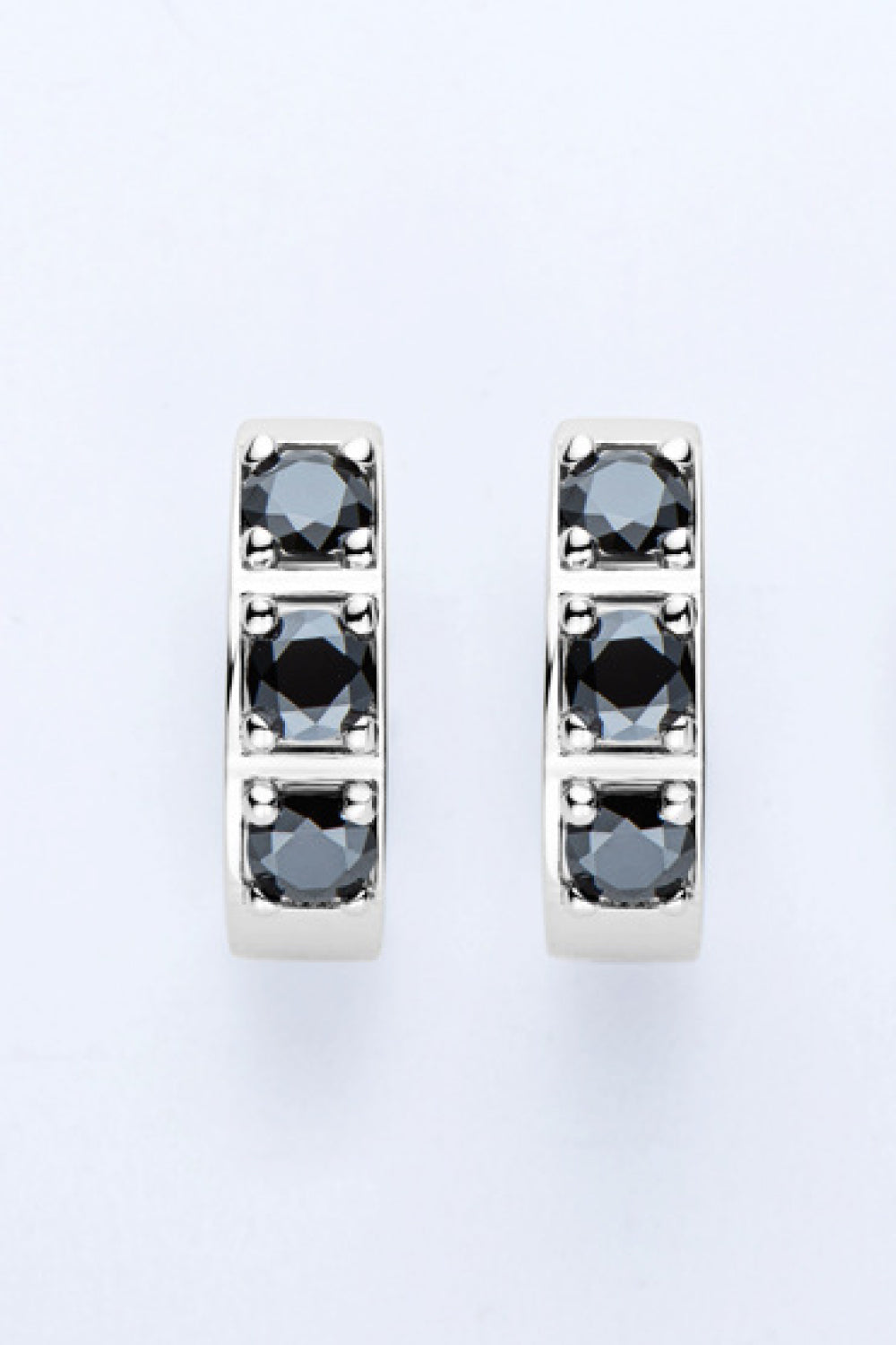 Silberne Creolen mit schwarzen Steinen, eleganter Schmuck, modische Ohrringe für Damen.