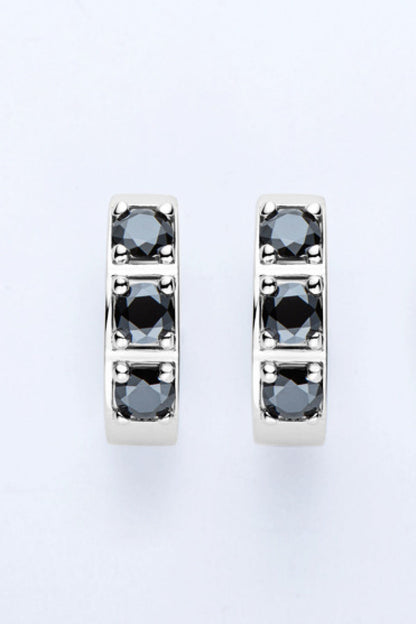 Silberne Creolen mit schwarzen Steinen, eleganter Schmuck, modische Ohrringe für Damen.