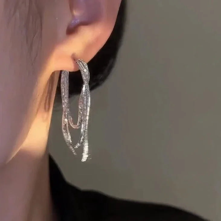 Silberne Ohrringe, doppelte Kettenschlaufen, elegant, modisch, Damen-Schmuck, Nahaufnahme.
