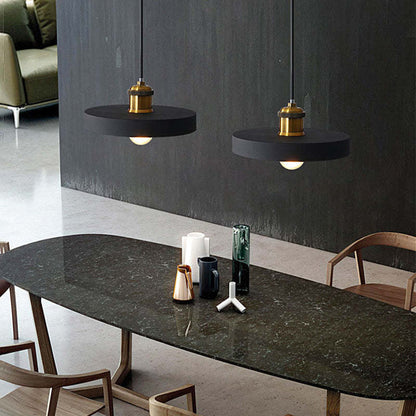Schwarze Pendelleuchte über modernem Esstisch, minimalistisches Design, Wohnzimmerbeleuchtung.