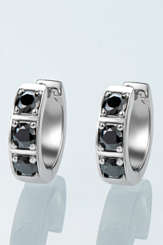 Silberne Creolen mit schwarzen Zirkonia-Steinen, eleganter Schmuck, modische Ohrringe.