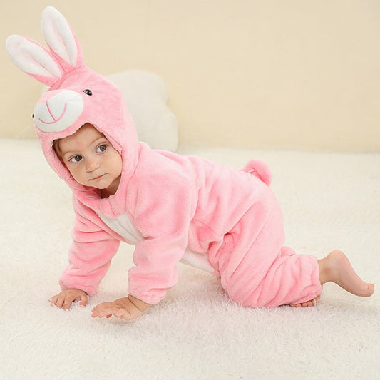 Kleinkind im rosa Hasen-Kostüm auf Teppich, Plüsch, süß, Baby-Outfit, Karneval, Ostern.