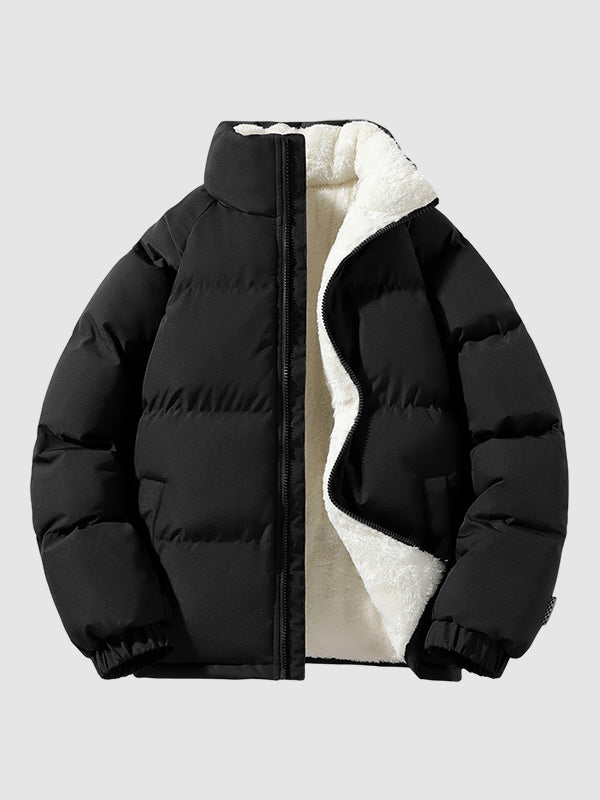 Schwarze Daunenjacke mit weißem Fleecefutter, Wintermode, warm, stilvoll, Herrenbekleidung.