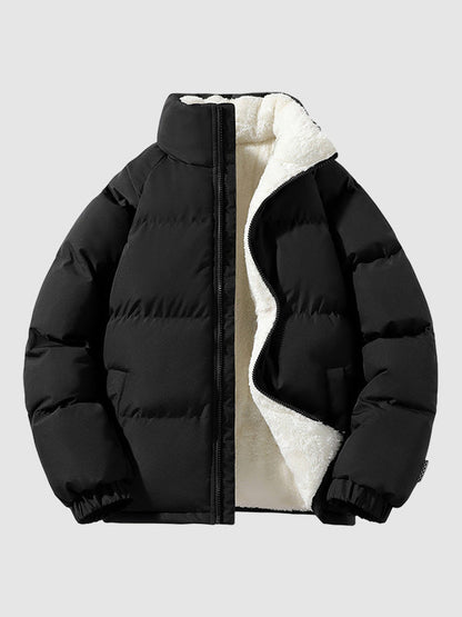 Schwarze Daunenjacke mit weißem Fleecefutter, Wintermode, warm, stilvoll, Herrenbekleidung.