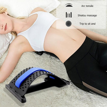 Frau mit Rückentrainer, blau-schwarz, Massagegerät, Fitness, Entspannung, Rückenschmerzen lindern.