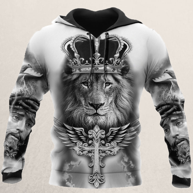 Kapuzensweatshirt mit Löwenmotiv, Krone, Flügeln und Kreuz, schwarz-weiß, Herrenmode.