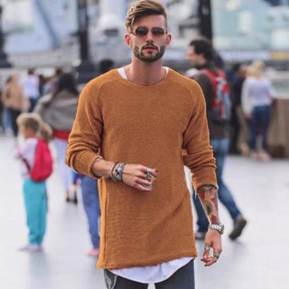 Mann in orangefarbenem Strickpullover, lässiger Stil, modische Herrenbekleidung, Straße.