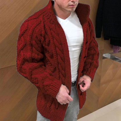 Mann in roter Strickjacke, Zopfmuster, Holzoptik-Hintergrund, modisch, warm, Herrenmode.