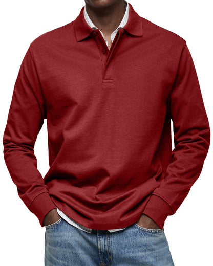 Röd långärmad pikétröja sedd framifrån på en modell, med polokrage och ribbade muddar, över randig skjorta och jeans. 11