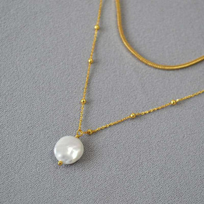 Goldene Halskette mit Perlenanhänger, elegantes Schmuckdesign, Damenaccessoire.