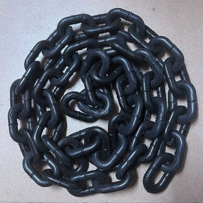 Schwarze Kunststoffkette, robust, langlebig, vielseitig einsetzbar für Dekoration oder Sicherheit.