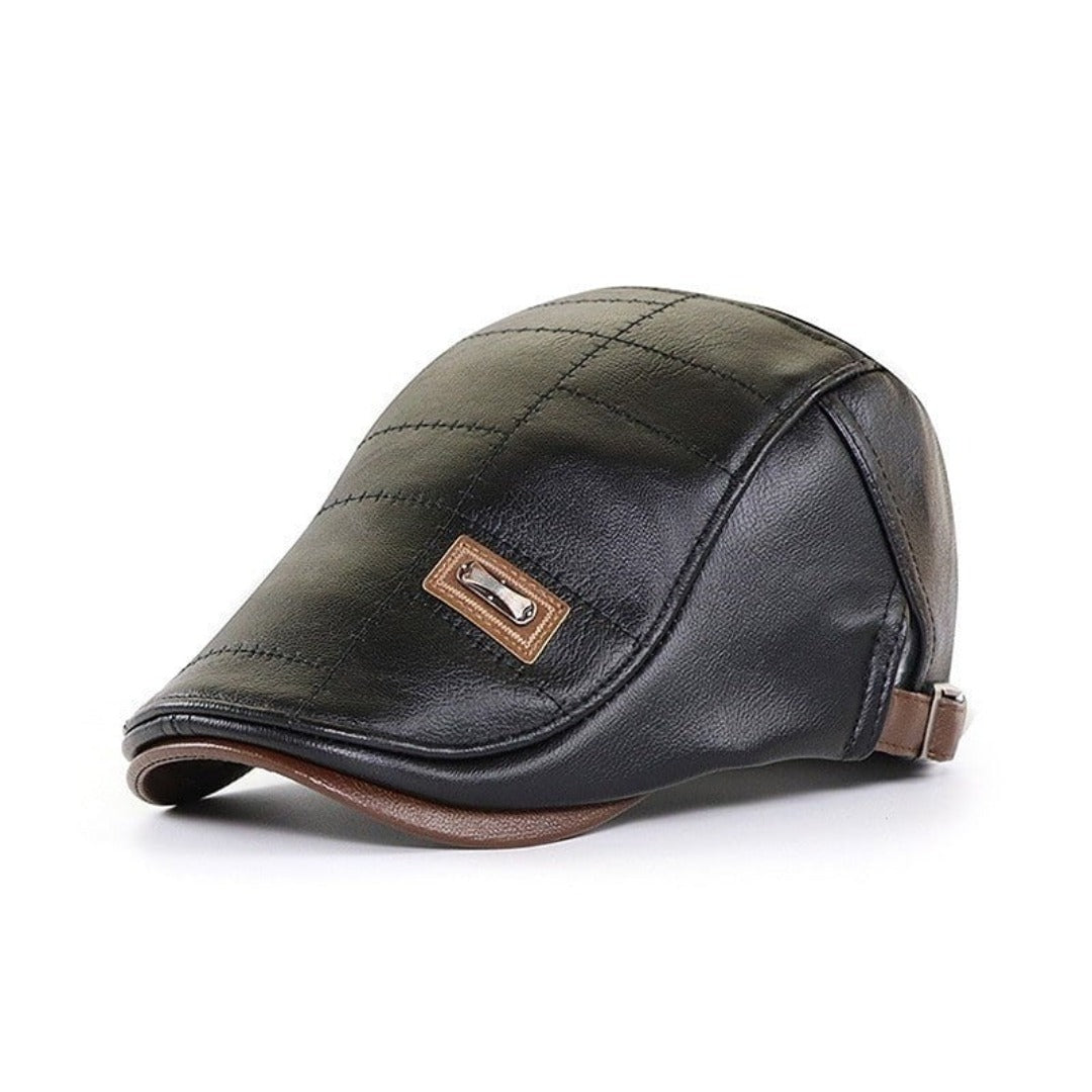 Schwarze Leder-Schiebermütze mit braunem Rand, stilvoll und modern, für Herrenmode.